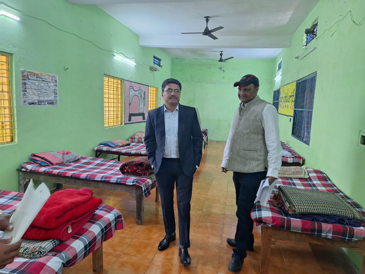 कलेक्टर ने बाल संप्रेक्षण गृह, बालिका गृह और सखी वन स्टॉप सेंटर का किया निरीक्षण, रसोई में बन रहे भोजन की गुणवत्ता परखी, डीएमएफ मद से कम्प्यूटर सेट की दी स्वीकृति,बालिका गृह भवन के तत्काल मरम्मत के दिए निर्देश