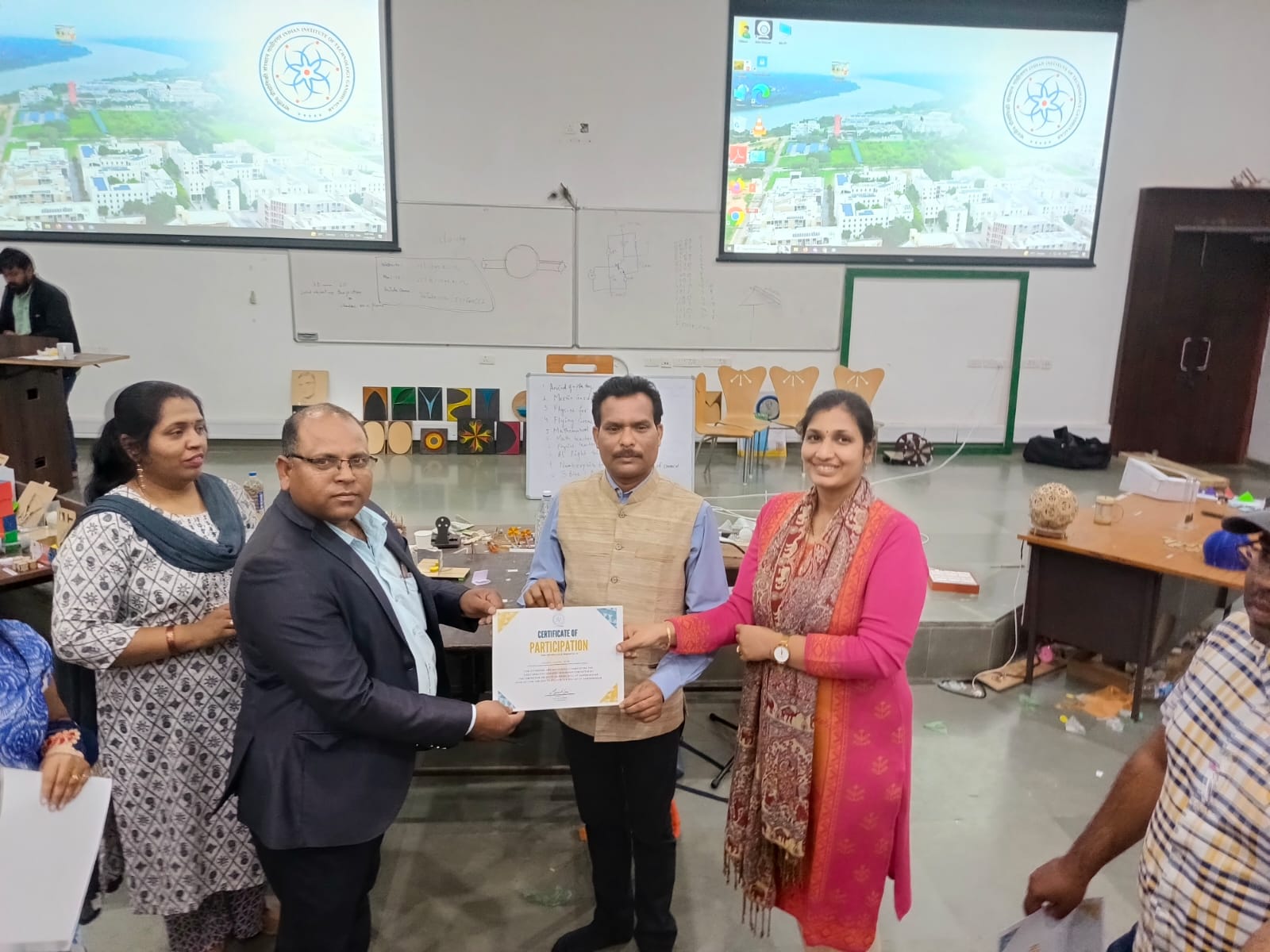 राष्ट्रीय अविष्कार के अंतर्गत उच्च शिक्षण संस्था आईआईटी गांधीनगर गुजरात में कार्यशाला के लिए मुंगेली से पवन कुमार मिरे एवं वेद राम पटेल का हुआ चयन