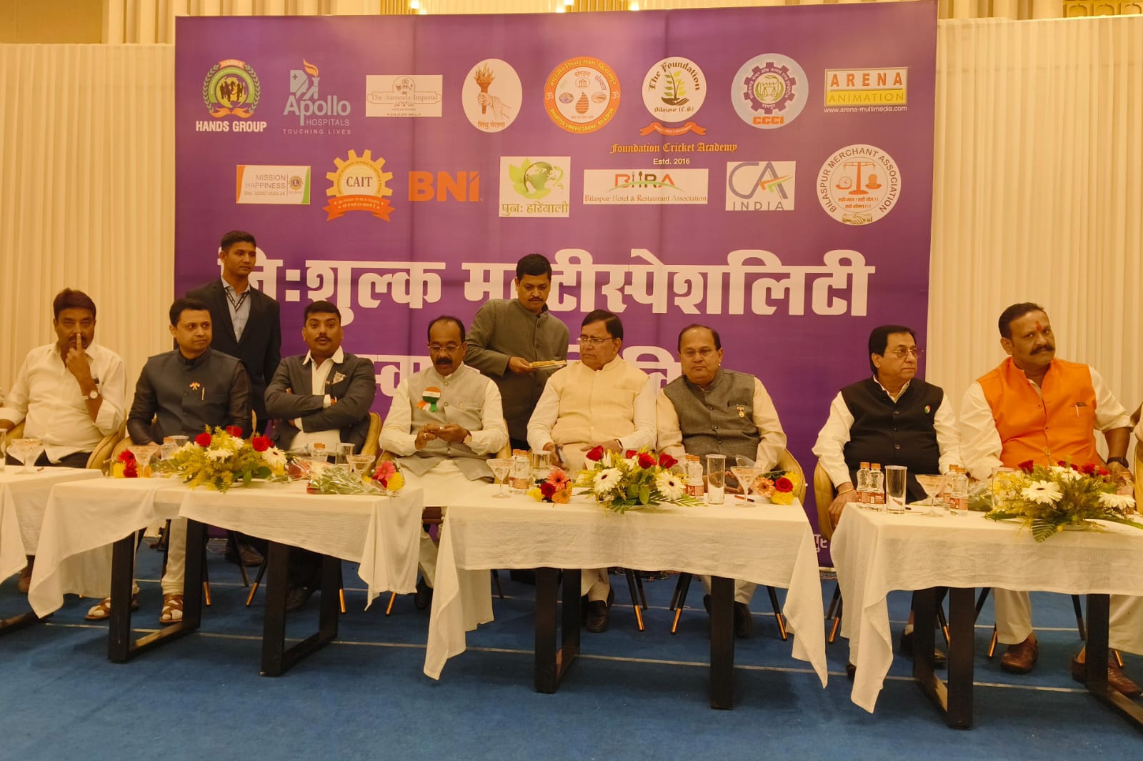 शहर के प्रतिष्ठित हॉटल मे हैंड्सग्रुप के साथ विभिन्न संस्थाओं ने कराया निःशुल्क मल्टी स्पेशलिस्ट स्वास्थ एवं रक्तदान शिविर…