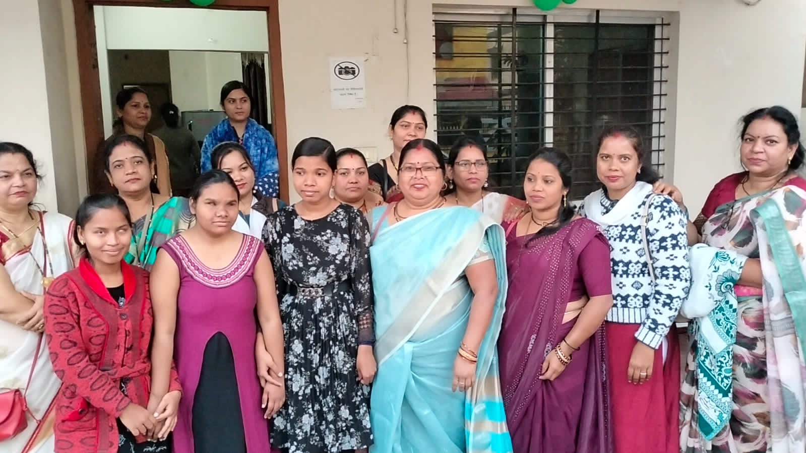 करुणा माता महिला समिति कि महिलाओं ने दृष्टिहीन छात्राओं को किया बैग वितरण