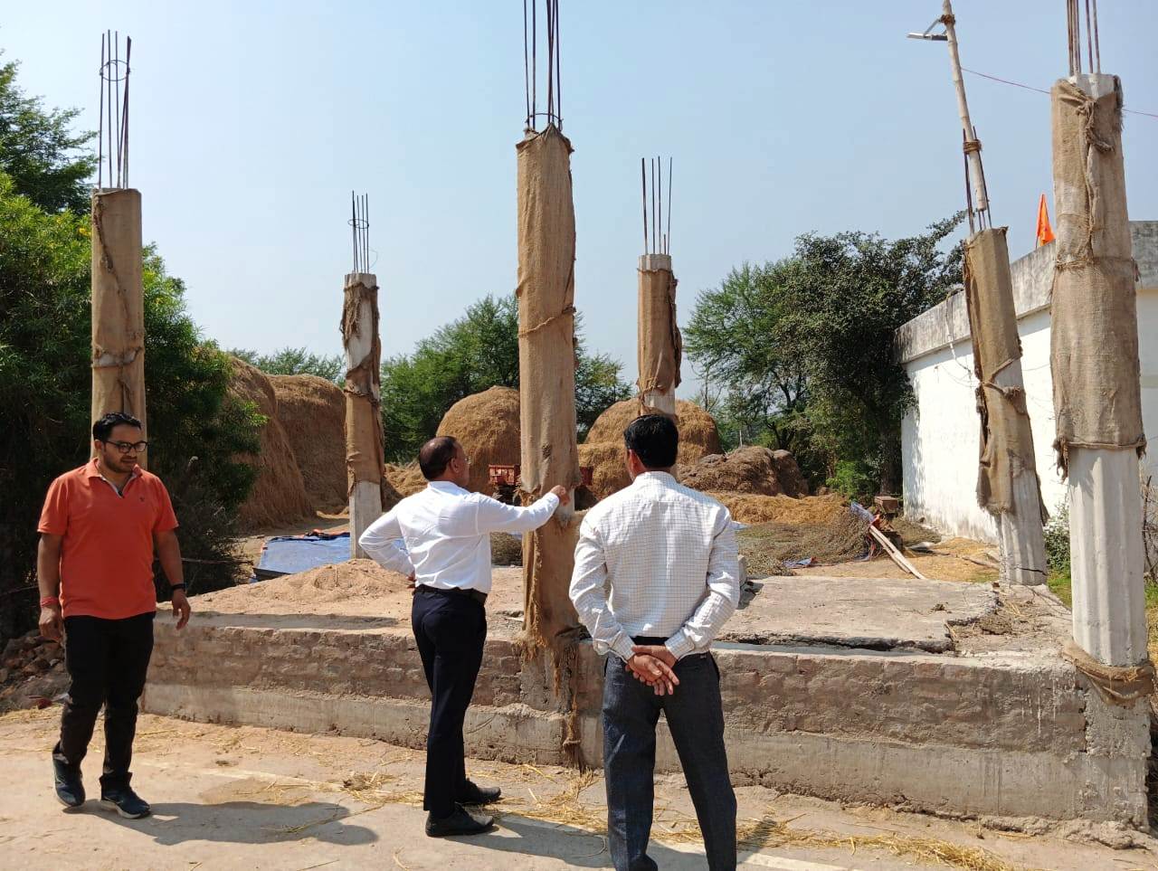 पथरिया एसडीएम ने प्रधानमंत्री आवास योजना के कार्यो का किया निरीक्षण   हितग्राहियों को आवास उपलब्ध कराने एवं अधूरी निर्माण कार्यो को पूरा करने के दिए निर्देश