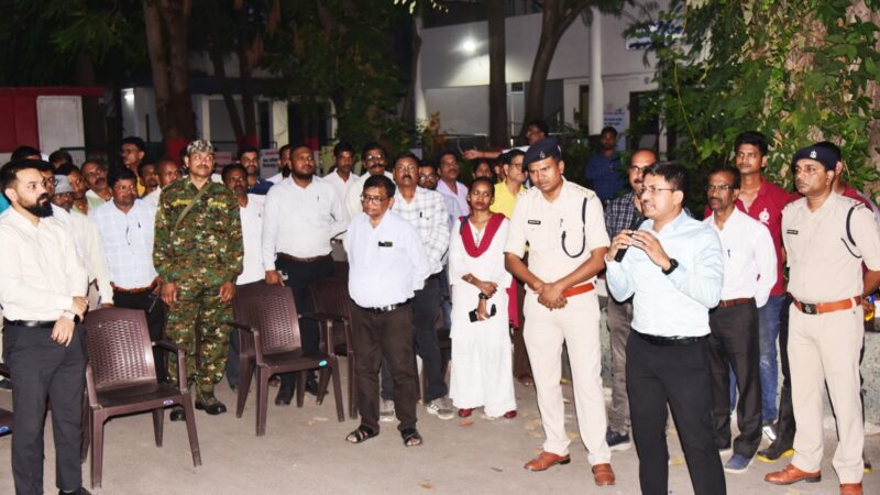 आग से बचाव के लिए फायर फाइंटिग मॉक ड्रिल,  शांति एवं धैर्य से करें आगजनी का मुकाबला : कलेक्टर  लोगों ने सीखा अग्निशमन औजारों के इस्तेमाल की तरकीब