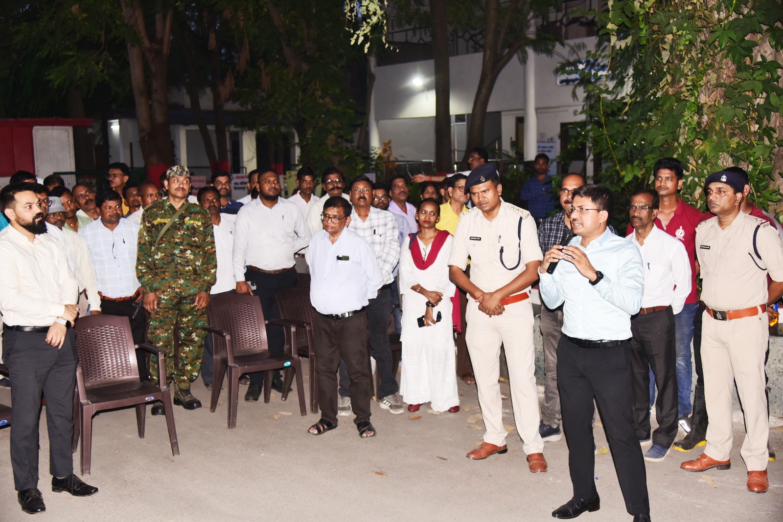 आग से बचाव के लिए फायर फाइंटिग मॉक ड्रिल,  शांति एवं धैर्य से करें आगजनी का मुकाबला : कलेक्टर  लोगों ने सीखा अग्निशमन औजारों के इस्तेमाल की तरकीब