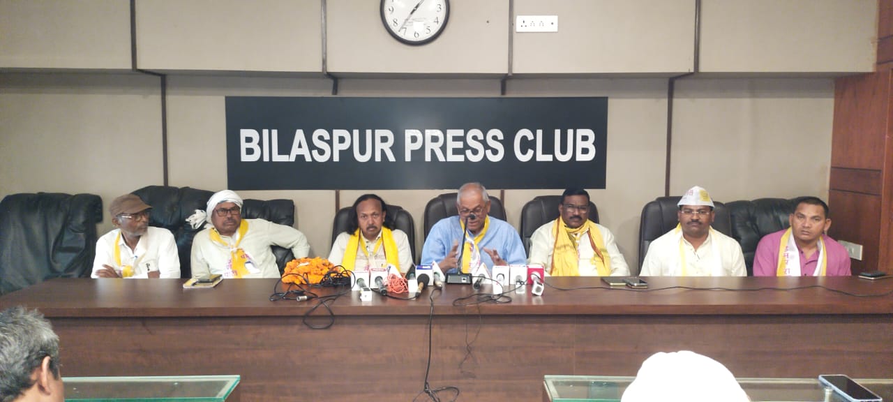 आजादी के वर्षों बाद भी आदिवासियों की स्थिति में कोई सुधार नहीं आया….अरविंद नेताम  न सिर्फ छत्तीसगढ़ बल्कि अब देश के अलग-अलग राज्यों में भी आदिवासियों को मजबूत करने पार्टी चुनाव लड़ा रही है…कोर्राम  बिलासपुर में कांग्रेस और भाजपा के प्रत्याशी चुका हुआ कारतूस हैं….सुदीप श्रीवास्तव