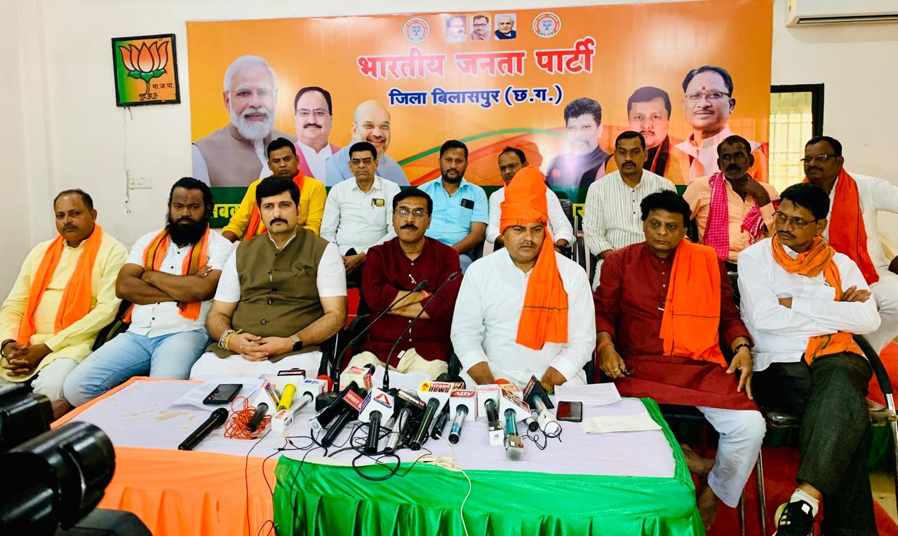 मोदी जी के मथूरा जाकर पूजा करने पर कांग्रेस ने उपहास उड़ाया था तब देवेंद्र यादव चुप क्यों रहे,जो अपने भगवान का न हुआ वो जनता का क्या होगा?: सोमनाथ यादव   देवेंद्र यादव जैसे भ्रष्टाचारी चेहरे को बिलासपुर से प्रत्याशी बनाना कांग्रेस की आखिर क्या मजबूरी रही: विष्णु यादव