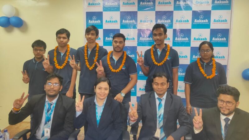 आकाश एजुकेशनल सर्विसेज ने होनहार छात्रों का किया सम्मान     बिलासपुर से आकाश एजुकेशनल सर्विसेज लिमिटेड (एईएसएल) के 5 छात्र जेईई एडवांस 2024 में शीर्ष प्रदर्शन करने वाले बने