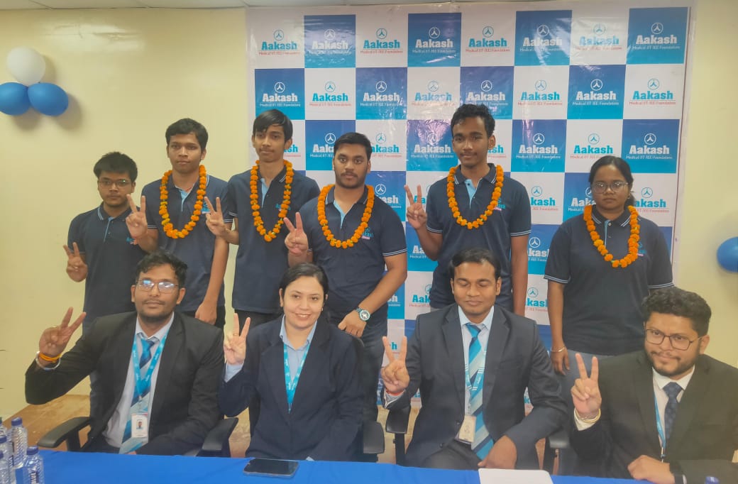 आकाश एजुकेशनल सर्विसेज ने होनहार छात्रों का किया सम्मान     बिलासपुर से आकाश एजुकेशनल सर्विसेज लिमिटेड (एईएसएल) के 5 छात्र जेईई एडवांस 2024 में शीर्ष प्रदर्शन करने वाले बने