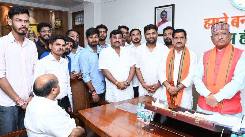 मुख्यमंत्री  विष्णु देव साय से केंद्रीय राज्यमंत्री श्री तोखन साहू ने की सौजन्य मुलाकात