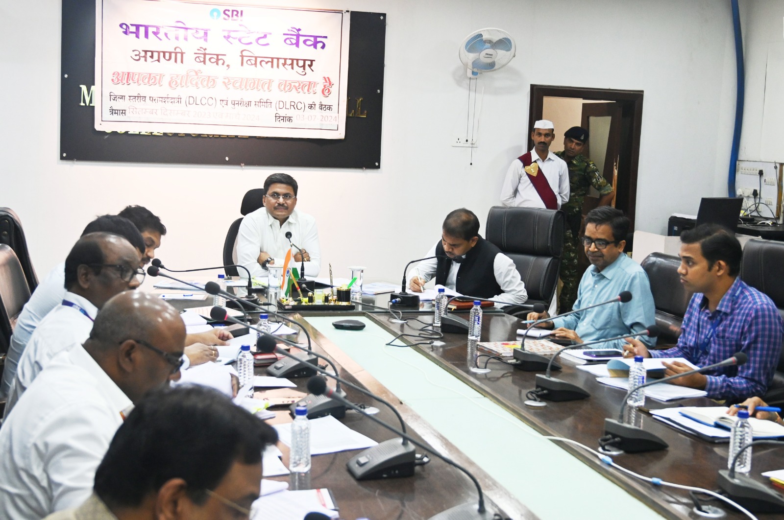 प्रधानमंत्री किसान सम्मान पाने वाले सभी किसानों का केसीसी कार्ड बनाने चलेगा विशेष अभियान  कलेक्टर ने बैंक अधिकारियों की बैठक में दिए निर्देश  डीएलसीसी की मीटिंग में बैंको के जरिए संचालित शासकीय योजनाओं की विस्तृत समीक्षा