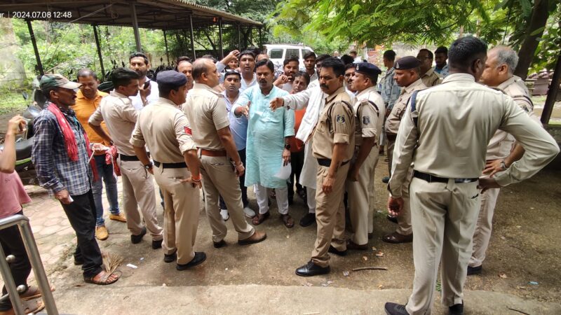 सिरगिट्टी विद्युत कार्यालय में अघोषित बिजली कटौती, दर वृद्धि व स्मार्ट मीटर के विरोध में प्रदर्शन   बिजली की समस्या को लेकर तिफरा ब्लॉक कांग्रेस का आंदोलन बना प्रदेश स्तरीय मुद्दा