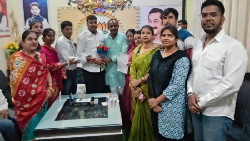 विधायक सुशांत शुक्ला को आर्थिक रूप से कमजोर वर्ग संघर्ष समिती के सदस्यों ने ईडब्लूएस के प्रश्न को विधानसभा सत्र में उठाने किया मांग……