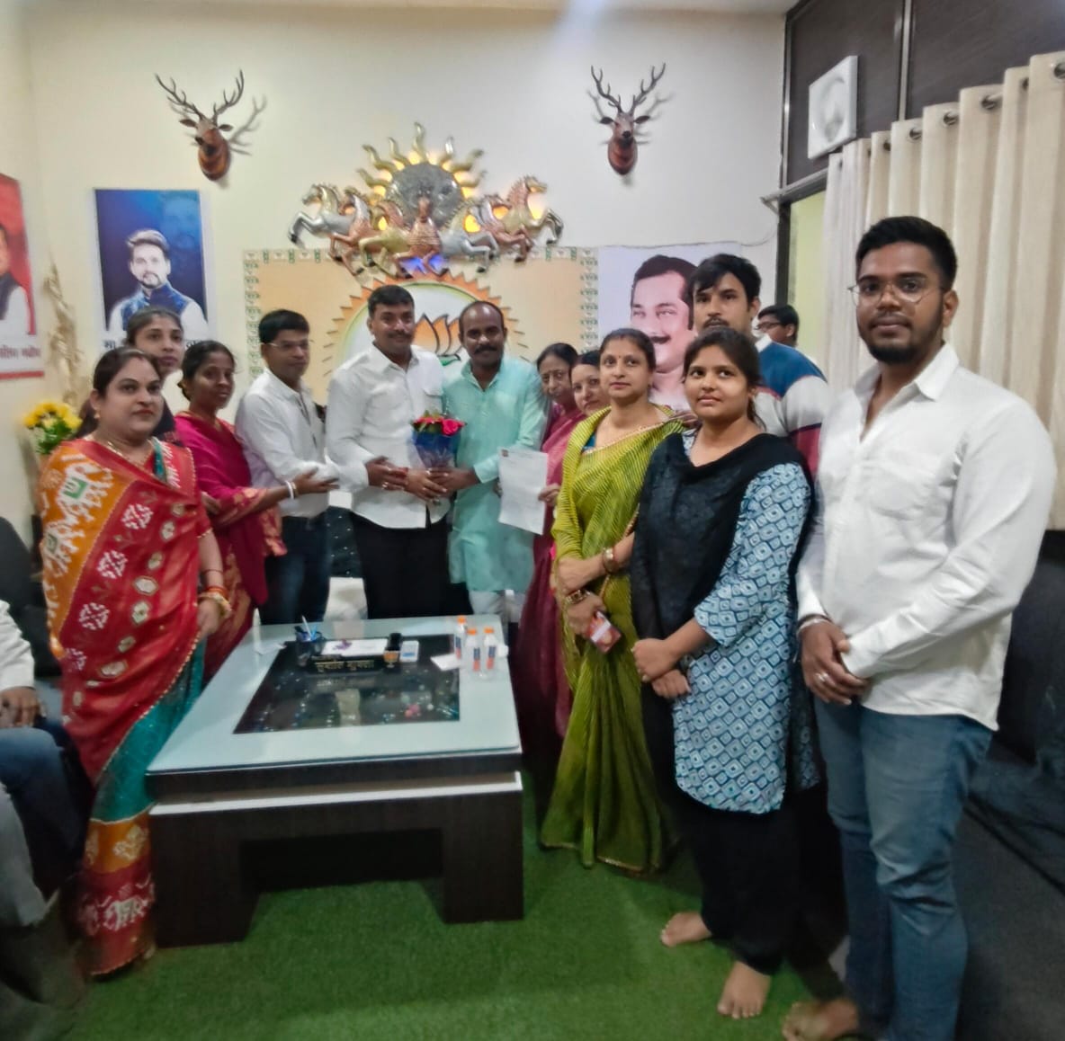 विधायक सुशांत शुक्ला को आर्थिक रूप से कमजोर वर्ग संघर्ष समिती के सदस्यों ने ईडब्लूएस के प्रश्न को विधानसभा सत्र में उठाने किया मांग……