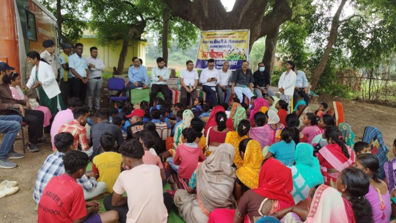 सीईओ जिला पंचायत श्री चौहान ने किया मलेरिया और डायरिया प्रभावित गांवों का दौरा, लोगों को समझाने लगाई जनचौपाल