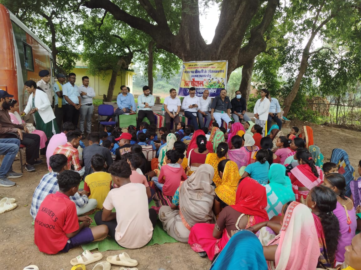 सीईओ जिला पंचायत श्री चौहान ने किया मलेरिया और डायरिया प्रभावित गांवों का दौरा, लोगों को समझाने लगाई जनचौपाल