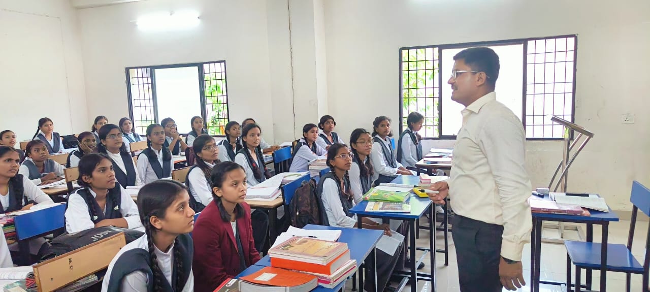 कलेक्टर ने किया प्रयास आवासीय विद्यालय का निरीक्षण