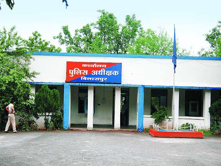 पुलिस अधीक्षक कार्यालय मे प्रार्थी महिला नाबालिक बच्ची को गोद मे लेकर पहुंची, अनावेदकगणों के खिलाफ शिकायत कर कार्यवाही करने किया माँग ……