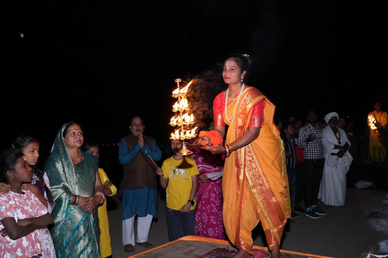 शिवनाथ पूजन एवं दीपदान महोत्सव आयोजित……  हरिहर क्षेत्र मदकू के प्राचीन वैभव को पुनः स्थापित करना है -संत रामरूप दास महात्यागी