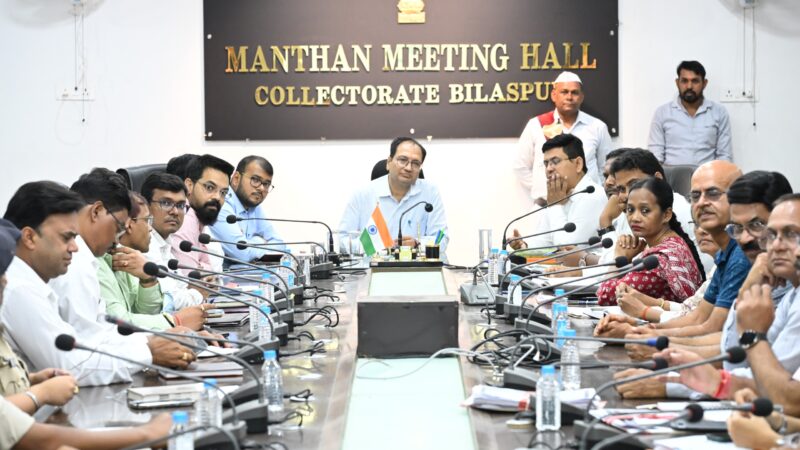 कलेक्टर संजय अग्रवाल ने चार्ज लेने के तुरंत बाद ली अफसरों की बैठक