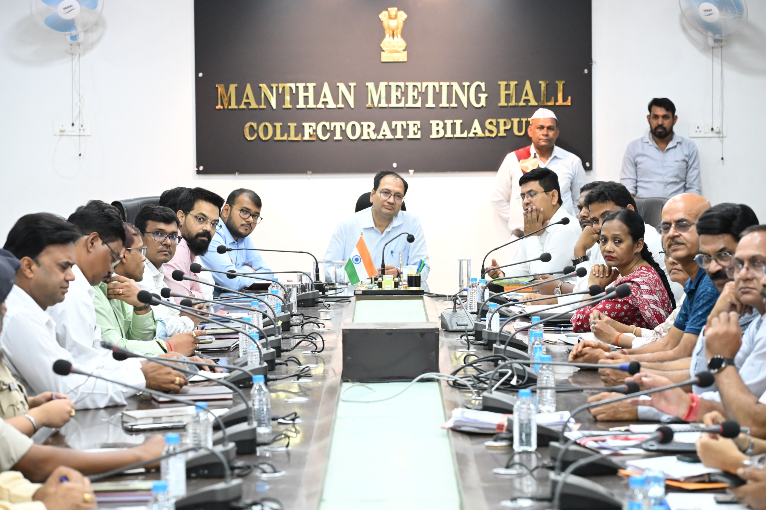 कलेक्टर संजय अग्रवाल ने चार्ज लेने के तुरंत बाद ली अफसरों की बैठक