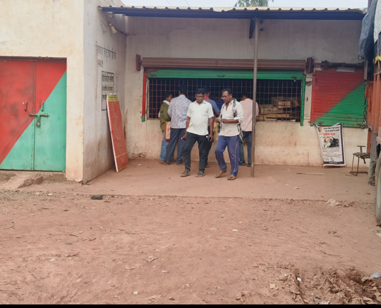 आबकारी निरीक्षक उम्मी रोमा को डिजिटल भुगतान से परहेज, पथरिया शराब दुकान कि ऑनलाइन भुगतान व्यवस्था ठप, मोहतरमा डिजिटल भुगतान व्यवस्था सुधारने करती नहीं जुगत      पथरिया शराब दुकान कि ऑनलाइन भुगतान व्यवस्था ठप होने से प्रति माह लाखों रुपए का राजस्व नुकसान !