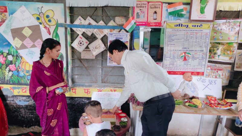 जिला कलेक्टर ने  शहरी आंगनवाड़ी बाड़ी केंद्र में पोट्ठ लइका कार्यक्रम में किया शिरकत……