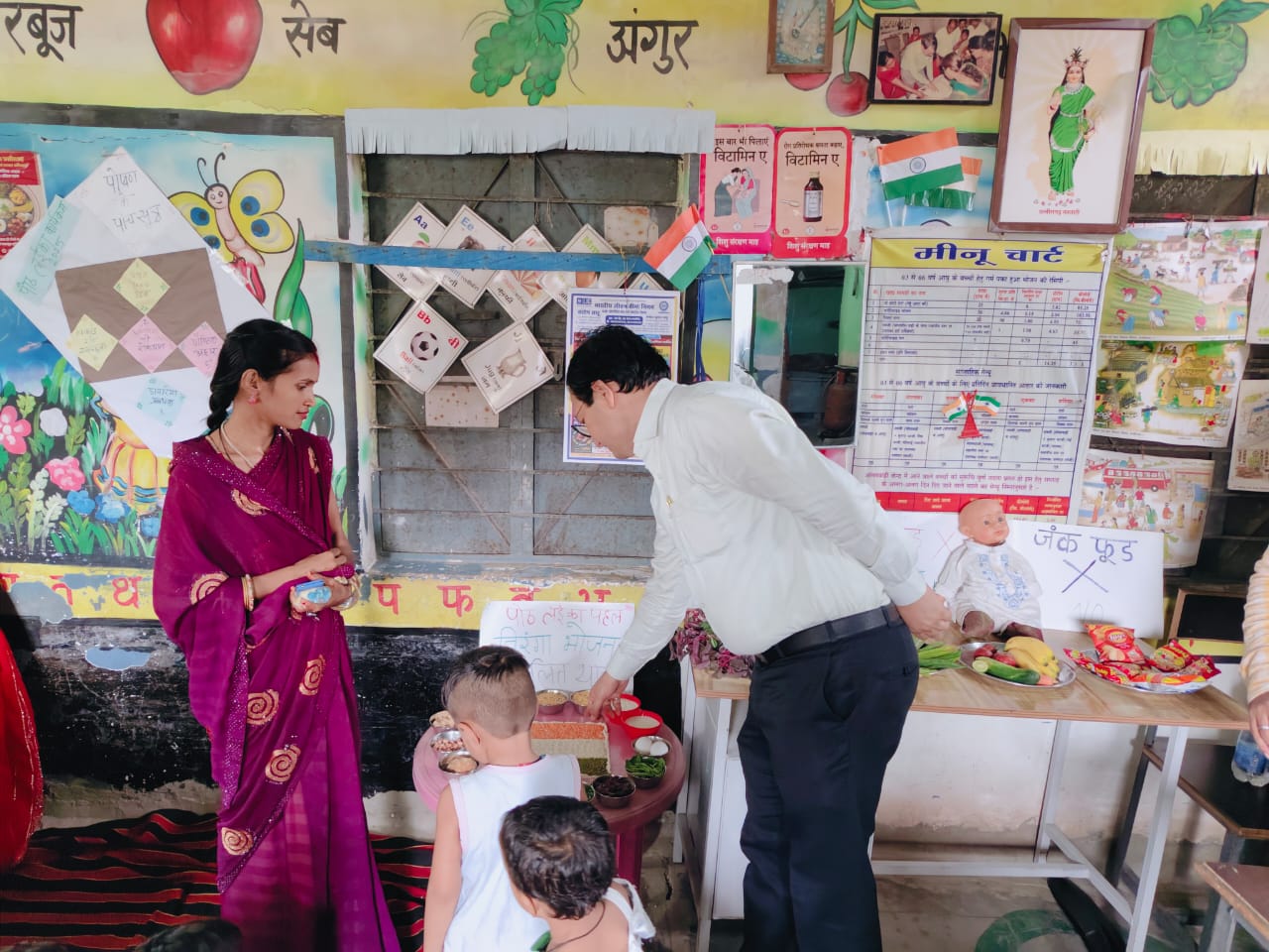 जिला कलेक्टर ने  शहरी आंगनवाड़ी बाड़ी केंद्र में पोट्ठ लइका कार्यक्रम में किया शिरकत……