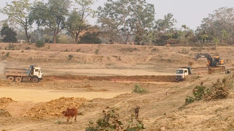 ग्राम पंचायत चोरभट्टी सरपंच ने 10 हजार रूपए में बेच दिया तालाब से मिट्टी मुरुम ?