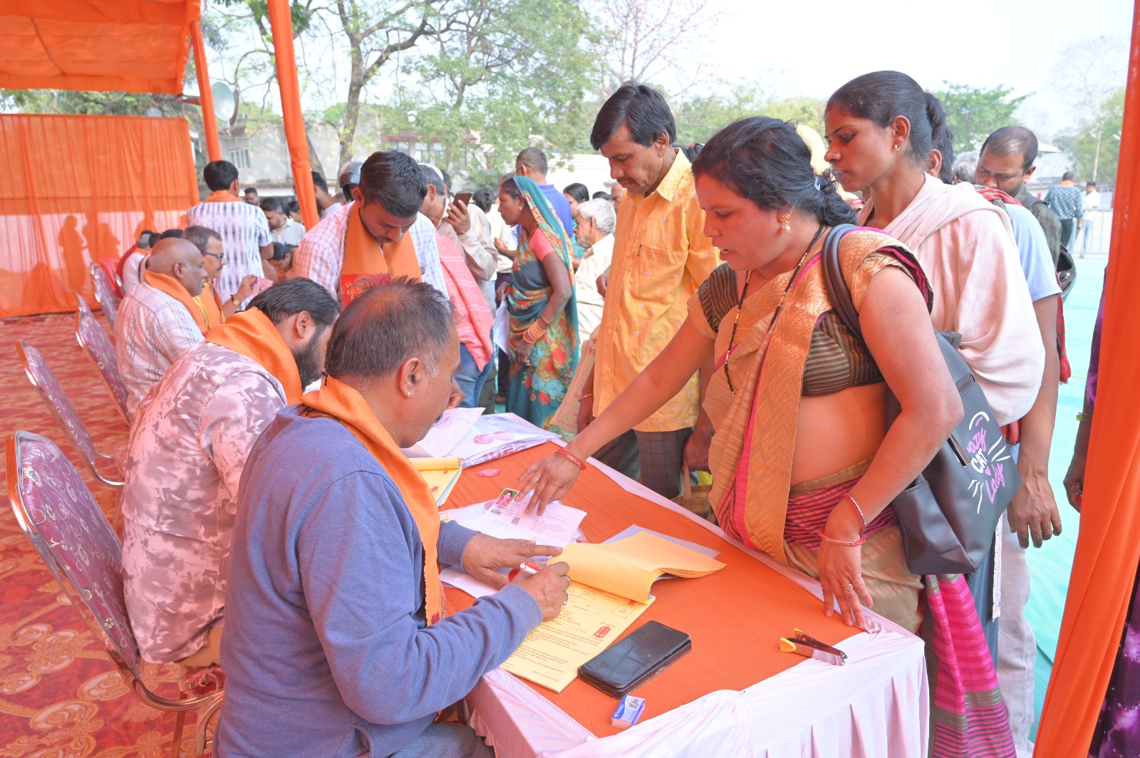 रामलला दर्शन: राम रथ की पहली सीट पर विराजेंगे हनुमान,कुछ ही घंटो में 1008 सीट फुल,दिखी अटूट श्रद्धा  00 तृतीय वर्ष यात्रा के लिए रिकार्ड 5000 से अधिक दर्शनार्थियों की इंक्वायरी  00 पुलिस मैदान में बने 20 विशेष काउंटर में 1008 पंजीयन किया गया पूर्ण