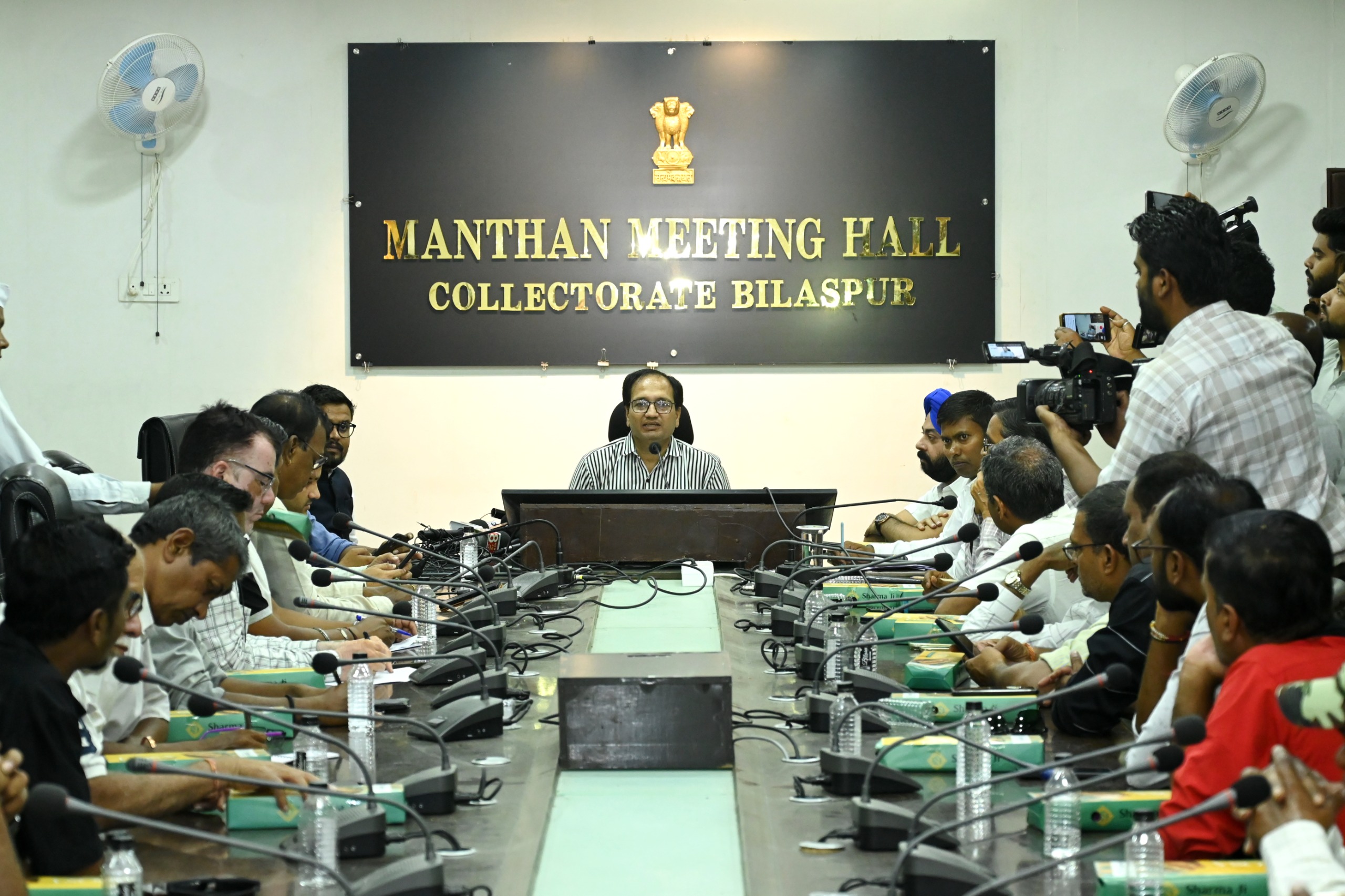 कलेक्टर संजय अग्रवाल एलपीजी गैस की कालाबाजारी में कार्यवाही के सवाल पर नहीं दे पाए जवाब, खाद्य विभाग के अधिकारियों की करगुजारी से उपजे सवाल का जवाब देने में परहेज करते नजर आये साहब ?