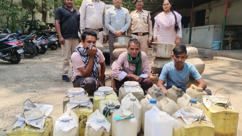 सहायक जिला आबकारी अधिकारी छवि पटेल के नेतृत्व में बडी कार्यवाही, बीच शहर मे देर रात अवैध कच्ची शराब निर्माण करने वालों के खिलाफ कसा शिकंजा 