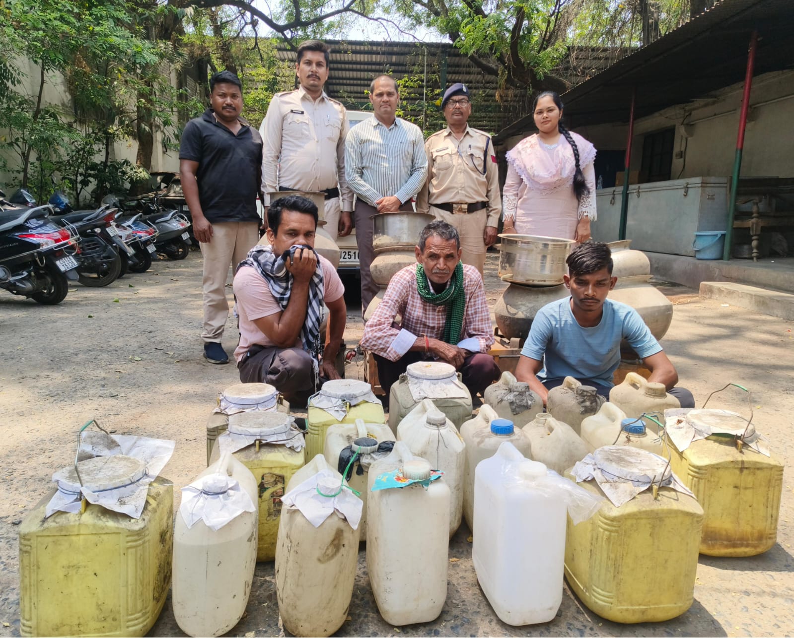 सहायक जिला आबकारी अधिकारी छवि पटेल के नेतृत्व में बडी कार्यवाही, बीच शहर मे देर रात अवैध कच्ची शराब निर्माण करने वालों के खिलाफ कसा शिकंजा 