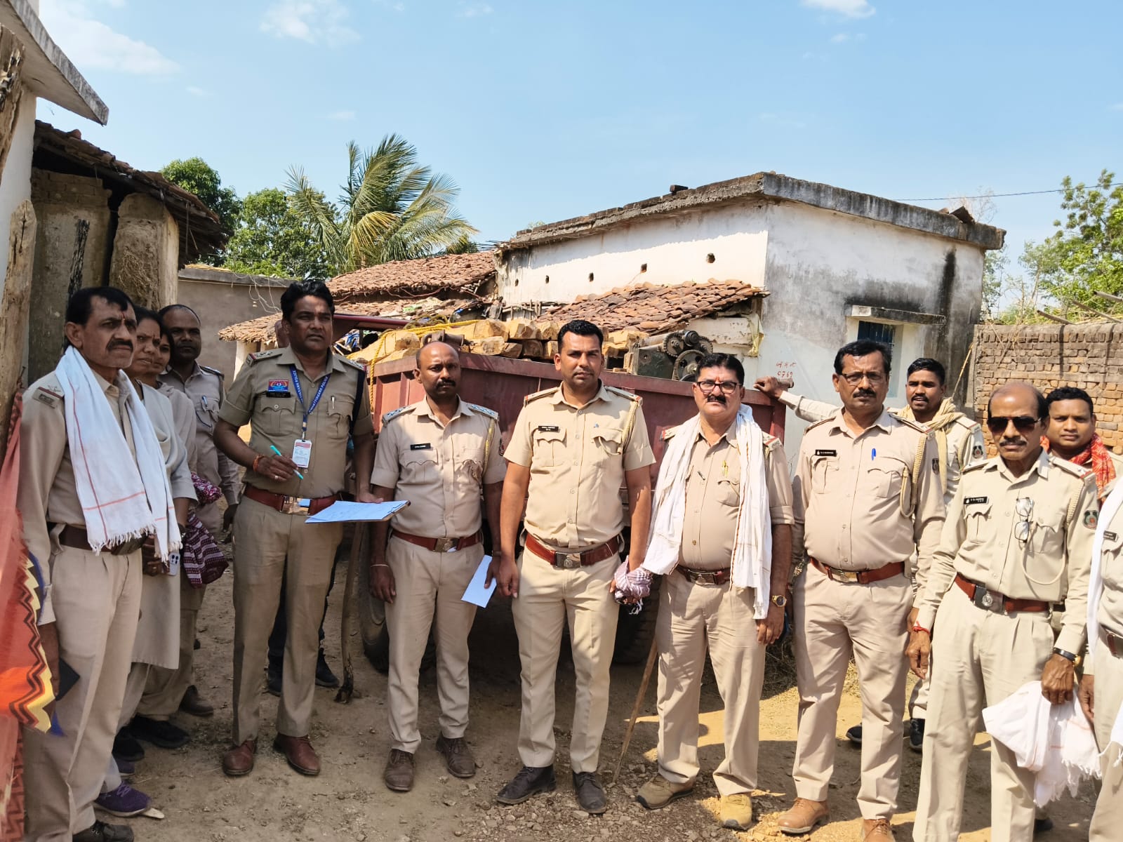 वन विभाग एवं उड़नदस्ता कि संयुक्त कार्यवाही, सर्च वारंट के बाद अधिकारियो ने जप्त किया मशीन एवं लाखों रुपए की लकड़िया ?