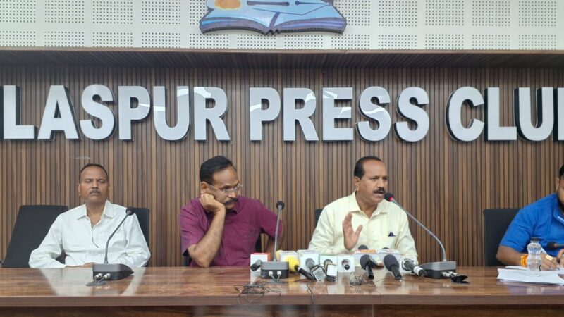 पुश्तैनी निजी भूमि में बाउंड्रीवाल निर्माण पर रोक लगाने वाले के खिलाफ पीड़ित परिवार ने प्रेसवार्ता कर लगाई गुहार……