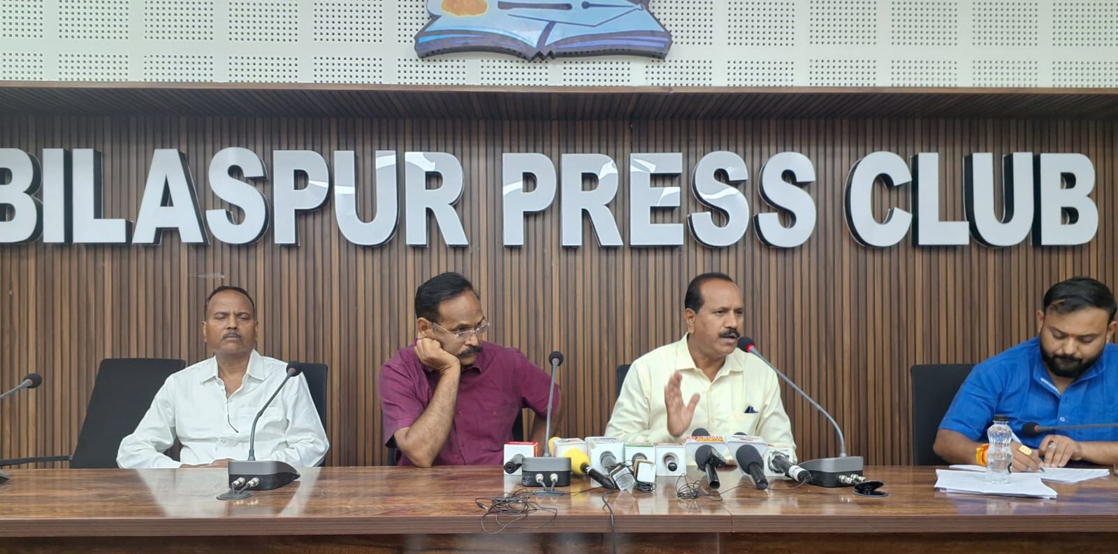 पुश्तैनी निजी भूमि में बाउंड्रीवाल निर्माण पर रोक लगाने वाले के खिलाफ पीड़ित परिवार ने प्रेसवार्ता कर लगाई गुहार……