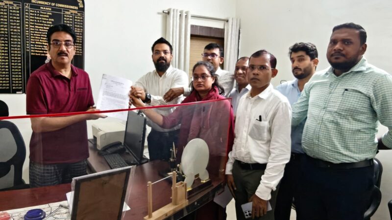 सर्पदंश राहत प्रकरणों में निर्दोष अधिकारियों के संरक्षण की मांग  प्रशासनिक सेवा संघ ने मुख्यमंत्री के नाम संभागायुक्त को सौंपा ज्ञापन