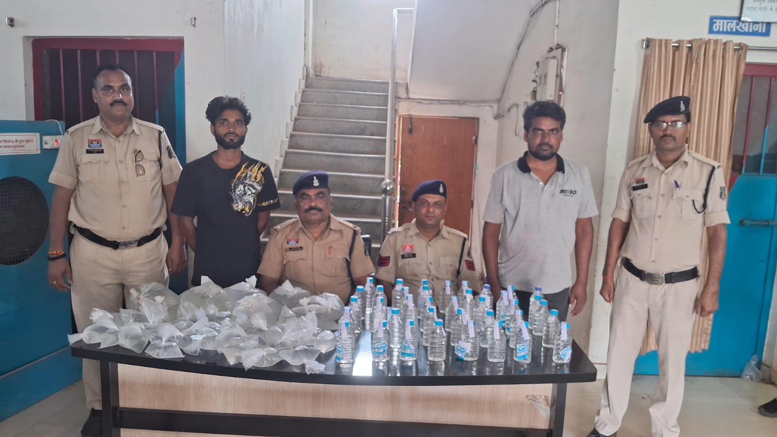 चकरभाठा पुलिस का अवैध शराब बिक्री के विरुद्ध प्रहार, 02 आरोपी को किया  गिरफ्तार….