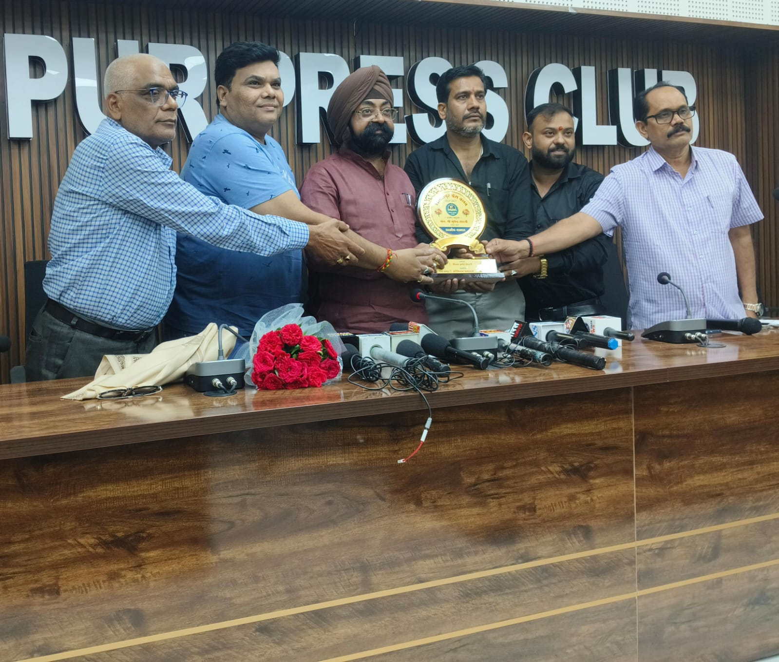 विधानसभा बिल्हा मे ढाई वर्ष के कार्यकाल के दरमियान 400 करोड़ रुपए से किया गया सड़क निर्माण कार्य – भूपेंद्र सवन्नी !     भाजपा के समस्त कार्यकर्ता मेरे राजनीतिक गुरु है
