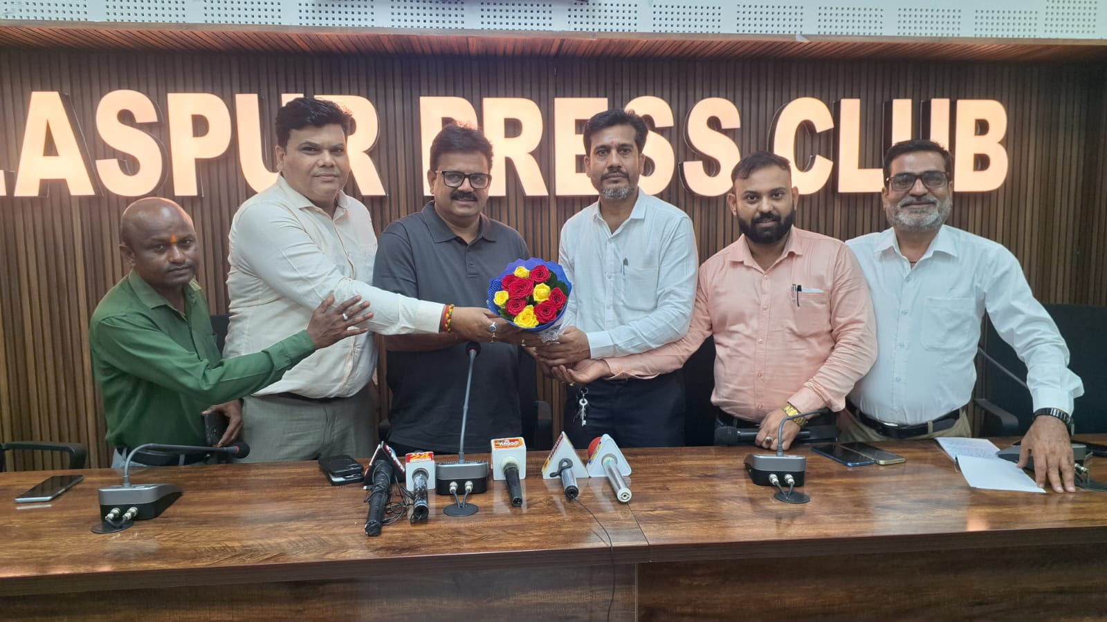 टिकट छूटी, चुनाव हारे… फिर भी नहीं रुके अटल… 35 साल का सफर, संघर्ष से विधायक तक…     अटल श्रीवास्तव बोले- “राजनीति पद पाने का नहीं, जनता के काम आने का सशक्त माध्यम है”