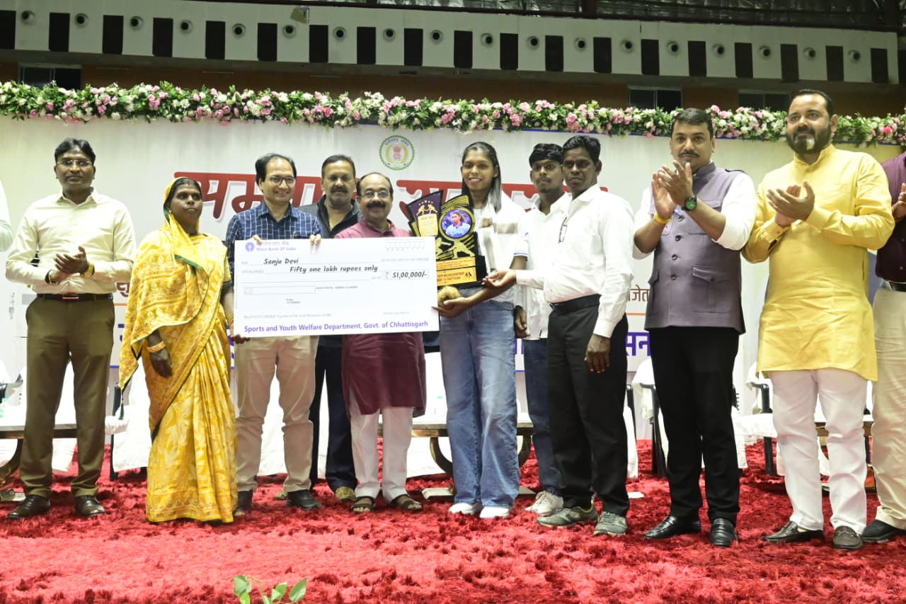 देश में हॉकी लीग आयोजित करने वाला पहला राज्य बनेगा छत्तीसगढ़ : उप मुख्यमंत्री श्री अरुण साव     21 अक्टूबर से 1 नवंबर तक छह टीमों के बीच होगी पुरुष हॉकी लीग, ‘चलव रे संगी, हॉकी खेलबो’ होगी टैगलाइन*        बहतराई में अंतरराष्ट्रीय पदक विजेता खिलाड़ियों का सम्मान, उप मुख्यमंत्री ने बढ़ाया हौसला