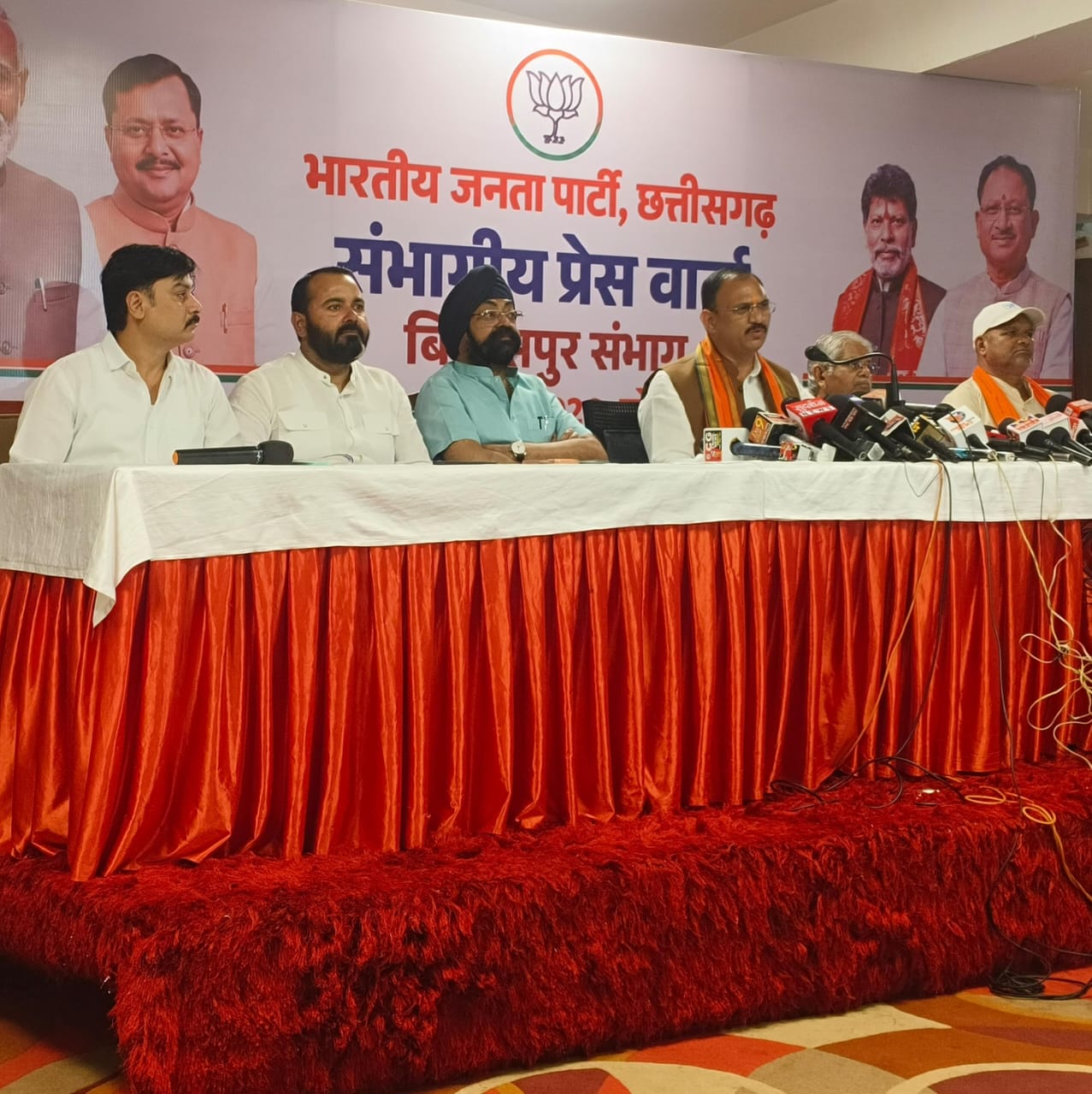 विकास गिनाने बैठे मंत्री, स्वास्थ्य विभाग के सवालों पर घिरे !