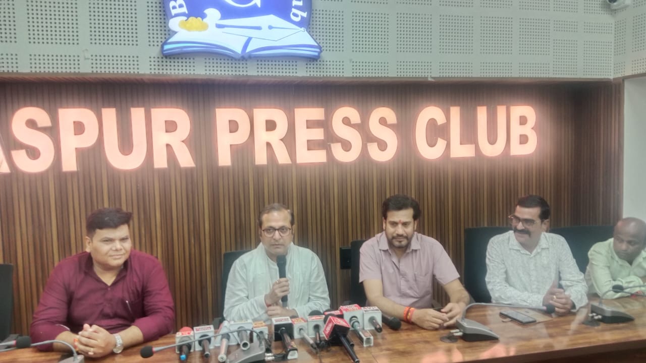 कोरोना काल मेरे लिए परीक्षा काल था, FIR दर्ज होना मेरे लिए गोल्ड मेडल” — शैलेश पांडे     ‘हमार पहुना’ कार्यक्रम में पूर्व विधायक ने साझा किया शिक्षा से राजनीति तक का सफर; भूपेश बघेल को दिया राजनीति में लाने का श्रेय