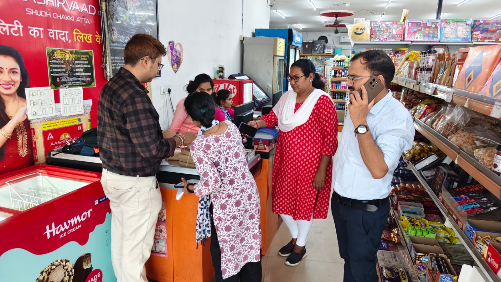 मिलावटखोरी पर खाद्य विभाग का शिकंजा, चार प्रतिष्ठानों का औचक निरीक्षण