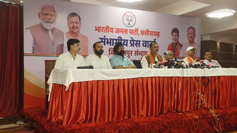 विकास गिनाने बैठे मंत्री, स्वास्थ्य विभाग के सवालों पर घिरे !