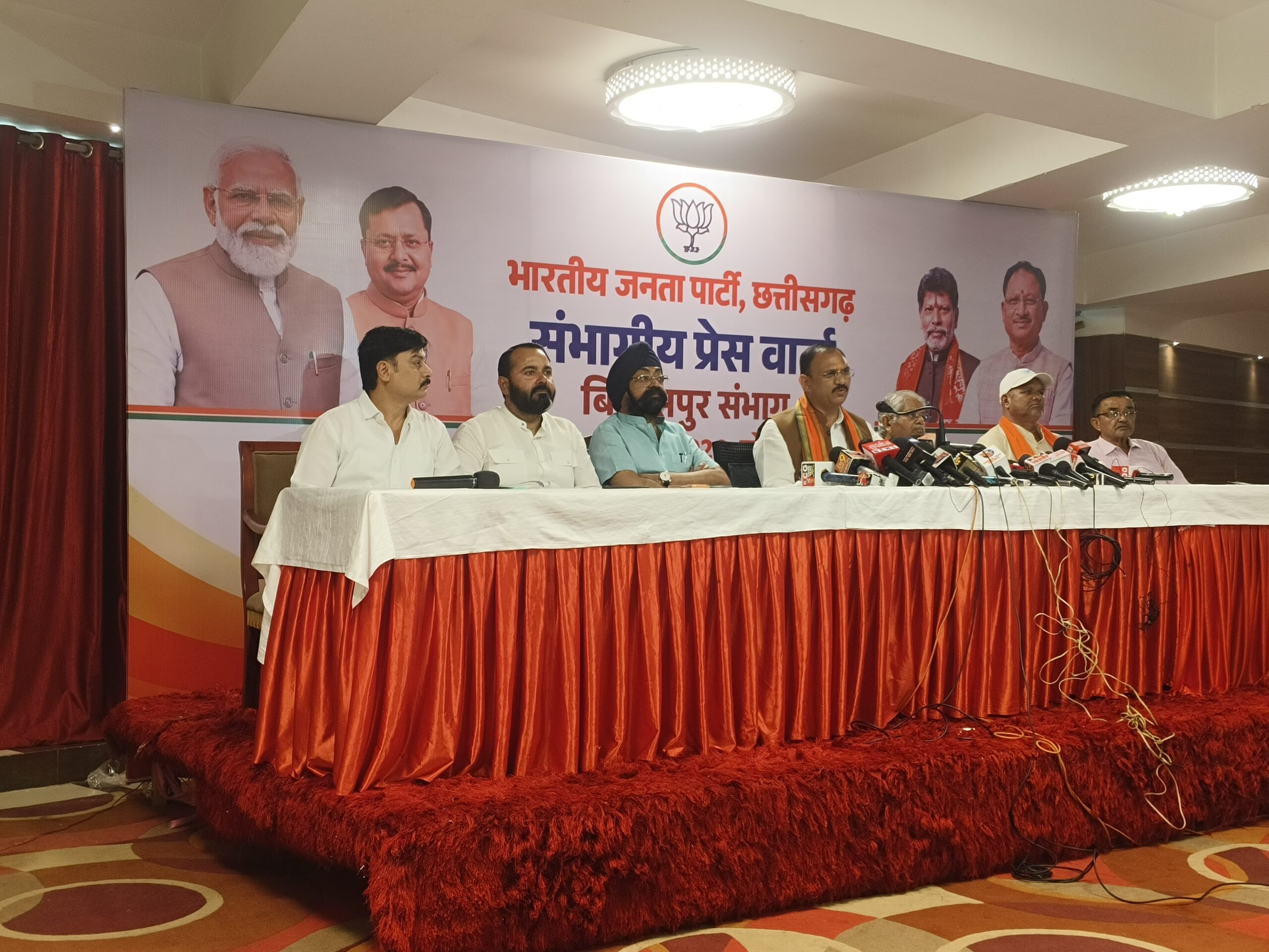 विकास गिनाने बैठे मंत्री, स्वास्थ्य विभाग के सवालों पर घिरे !
